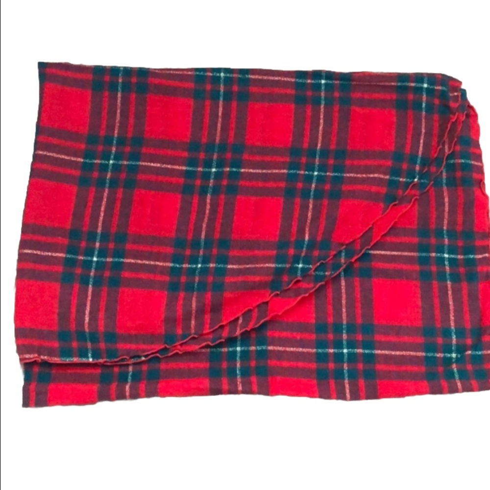 Red, green and gold plaid oblong tablecloth 57” x 80”